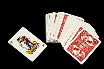 Spielkarten auf schwarzem Hintergrund