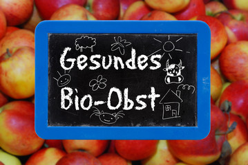 Obraz na płótnie Canvas Tafel mit Kreide Schrift Gesundes Bio-Obst und Zeichnungen