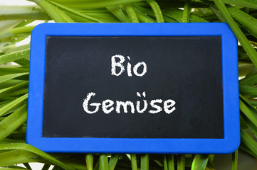 Tafel mit Kreide Schrift Bio Gemüse