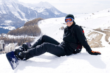 Fototapeta na wymiar jeune snowboarder souriant