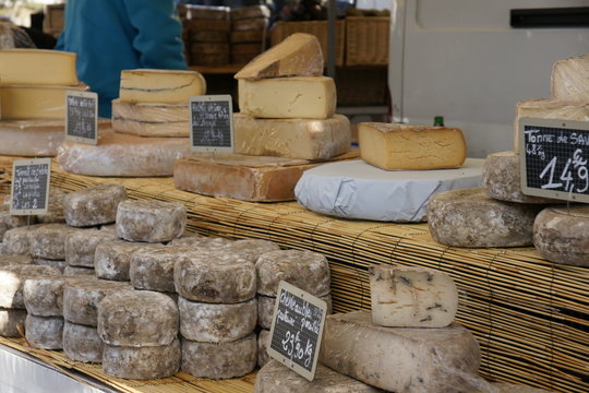 march&eacute; aux fromages
