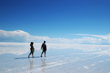 Fototapeta na wymiar Uyuni słone jezioro i para