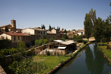 Fototapeta premium Bevagna, edifici medievali sul torrente Teverone