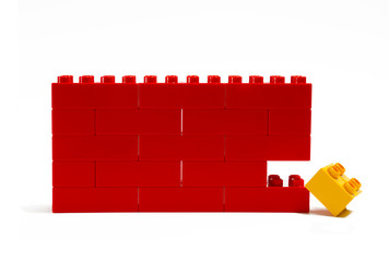 Aus einer Mauer herausgefallener Stein