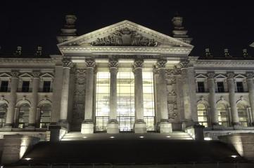 Eigangsportal des Reichstages bei Nacht