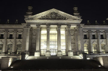 Naklejka premium Eigangsportal des Reichstages bei Nacht