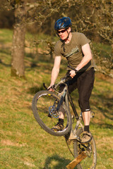 Obraz premium Springender Mountainbiker