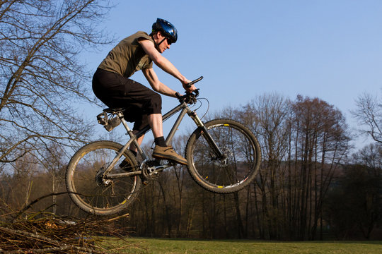 Springender Mountainbiker