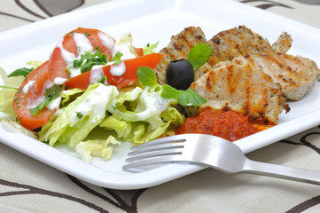 grillowany indyk z świeżymi warzywami i pastą z papryki