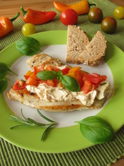 Frischkäse mit Tomaten-Paprika-Salsa auf Putenschnitzel