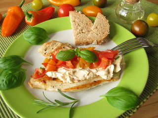 Frischkäse mit Tomaten-Paprika-Salsa auf Putenschnitzel