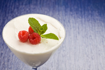 Panna cotta con lamponi e menta