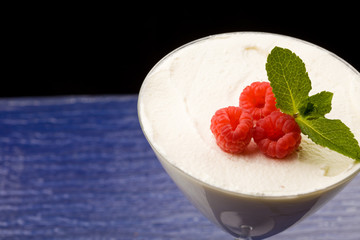 Panna cotta con lamponi e menta