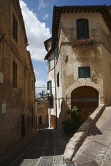 Fototapeta na wymiar Trevi, średniowieczna uliczka