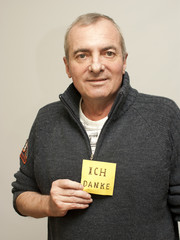 Mann mit Schild