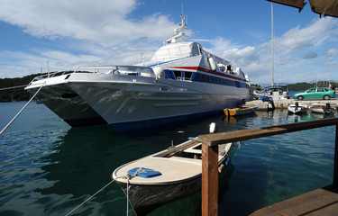 Fototapeta premium Catamaran Dubrovnik-Mljet ancré à l'île de Mljet