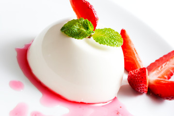 Panna cotta dessert