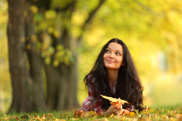 woman portret in autumn leaf