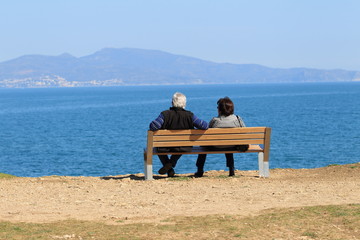 Couple assis sur un banc