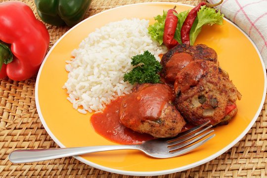 Paprikafrikadfellen mit Tomatensoße und Reis