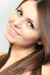 Naklejka premium Portrait of a young smiling woman