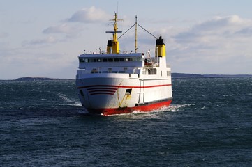 Naklejka premium Grand Manan V Steaming into Port