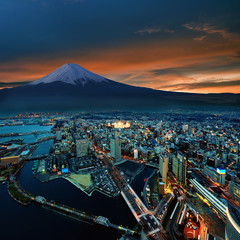 Panele Szklane Podświetlane  Surrealistyczny widok na miasto Yokohama i Mt. Fuji