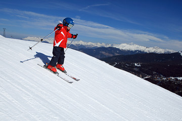 Fototapeta na wymiar Sport d'hiver : Petit skieur sur les pistes #1