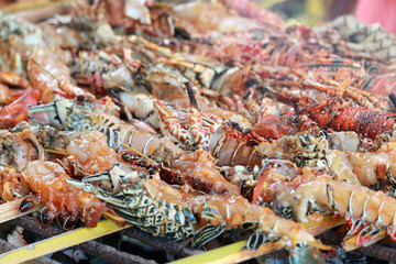 langoustes sur barbecue au charbon