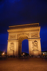 Fototapeta na wymiar Arc de Triomphe, Paryż nocą