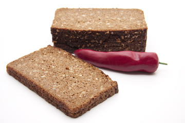 Vollkornbrot und Peperoni