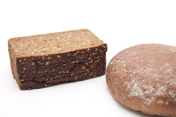 Vollkorn und Weizenbrot