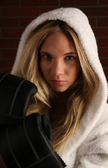 Frau mit Boxhandschuhen