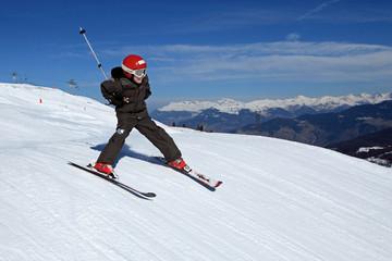 Sport d'hiver : Jeune skieur sur les pistes (9 ans)