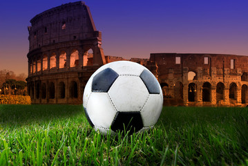 Obraz premium Pallone di calcio sul Colosseo