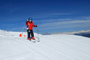 Fototapeta na wymiar Sport d'hiver : Petit skieur sur les pistes (5 ans) #2