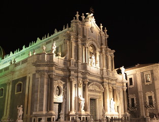 Fototapeta na wymiar średniowieczny Duomo Catania w nocy w Sycylia, Włochy