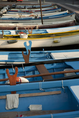 Fototapeta na wymiar Bardolino, łodzie zacumowane w małych przystani