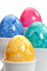 vier Ostereier im Becher