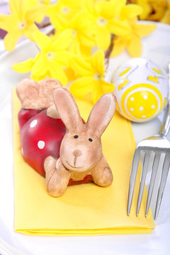 Osterdekoration und Forsythien