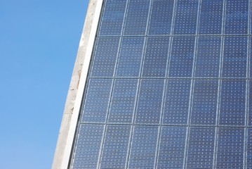 Obraz premium Solarzellen an einer Hauswand