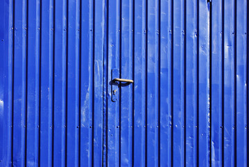 Marode blaue Wellblechtür