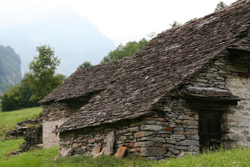 Fototapeta na wymiar Opuszczony dom w starym ukamienowali Szwajcarów