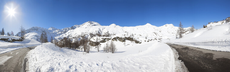 Fototapeta na wymiar Panorama na Alpy w Szwajcarii