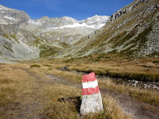 Grenzstein am Wanderweg