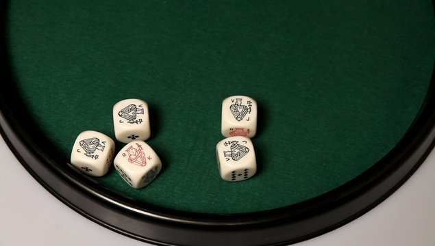 W&uuml;rfelpoker: Poker mit Buben serviert