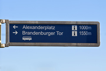 Wegweiser Alexanderplatz und Brandenburger Tor