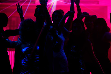 Leute tanzen in Disco mit Laser