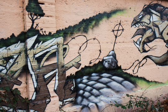 Graffiti: un lieu civilisé attaqué par un monstre.