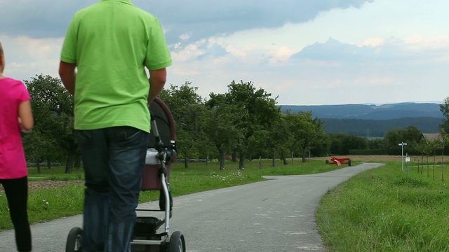 Familie mit Kindern auf Spaziergang